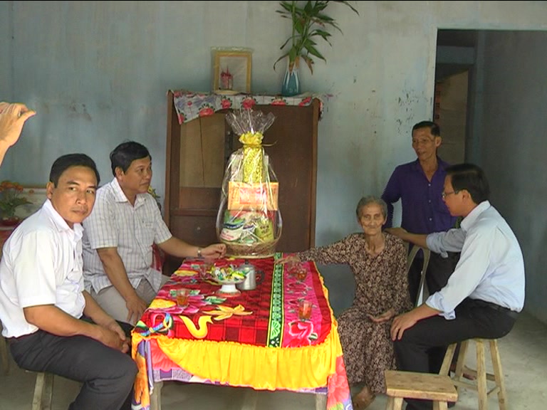 GT ONG PHAN VAN MAI PHO BI THU TINH UY BEN TRE THAM TANG QUA GIA DINH CHINH SACH 101.jpg