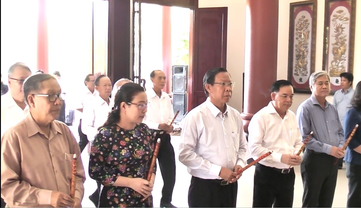 lanh dao tinh huyen thuc hien nghi thuc dang huong.JPG