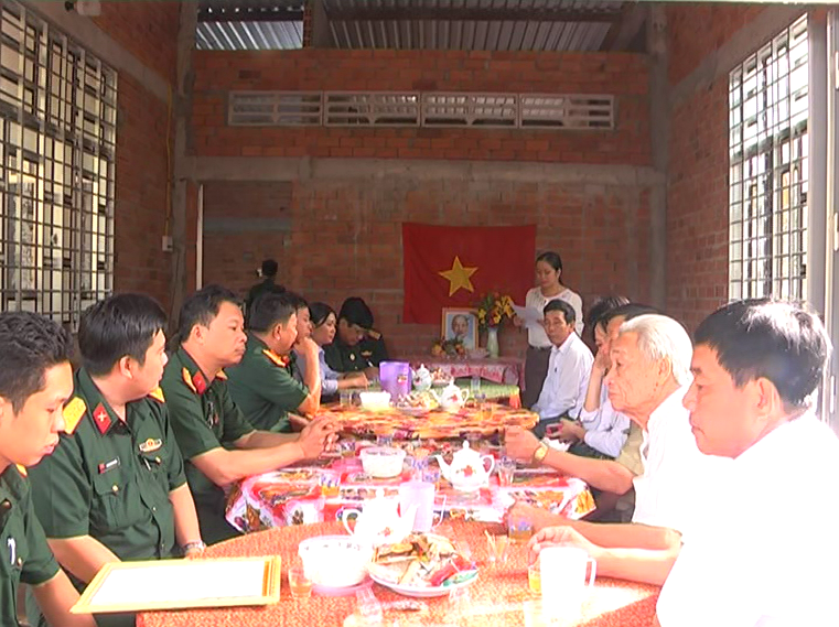 BAN GIAO NHA NGHIA TINH DONG DOI XA HUNG LE.png